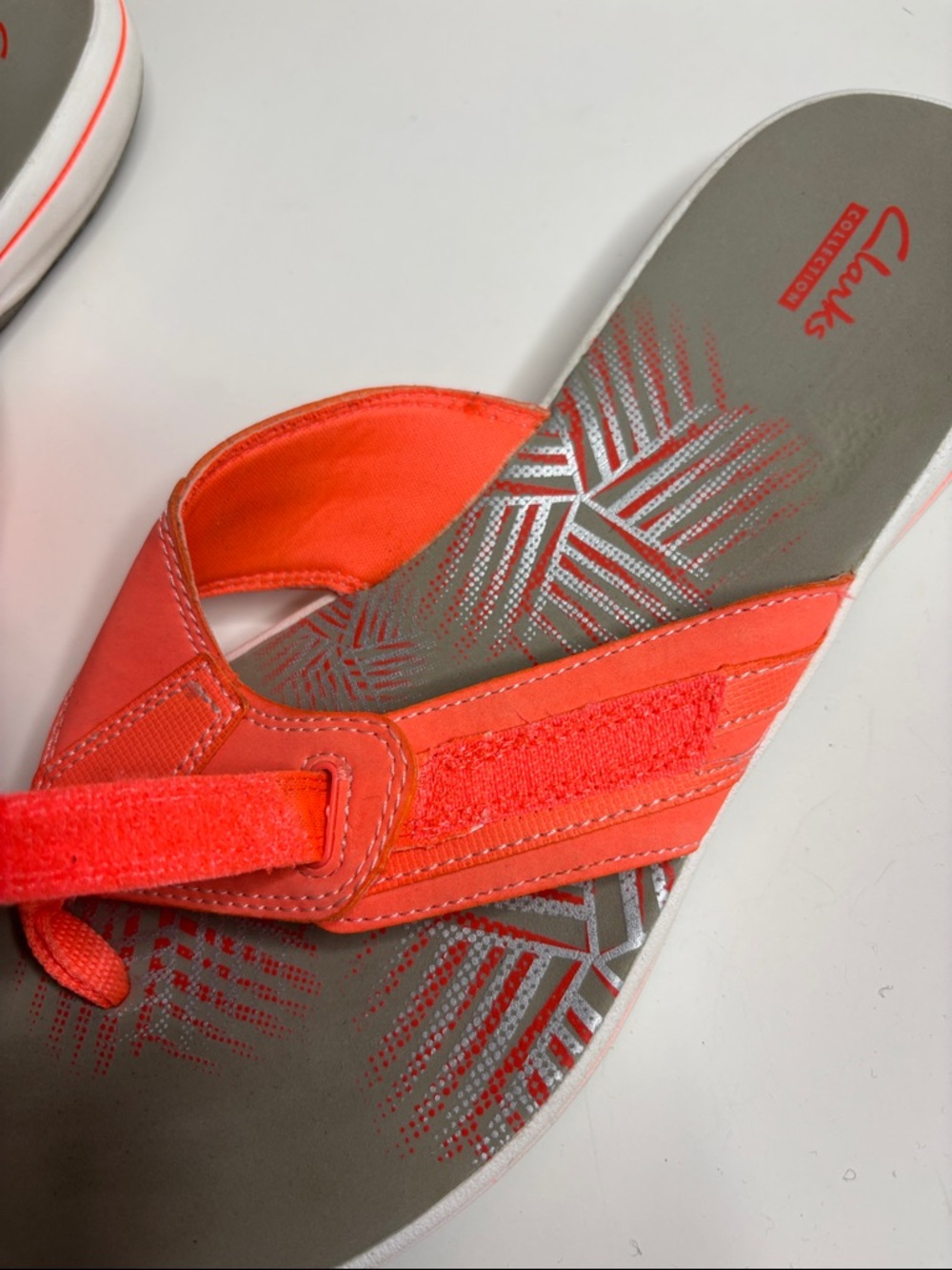 Clarks size 11M Bright Coral Orange Women's Thong Sandals - Picture 9 of 10